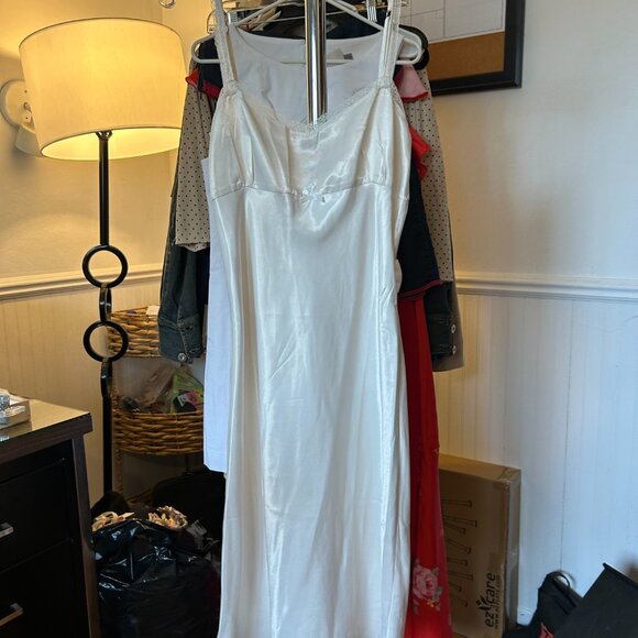 UNIF Cloud Dress - Picture 2 of 8